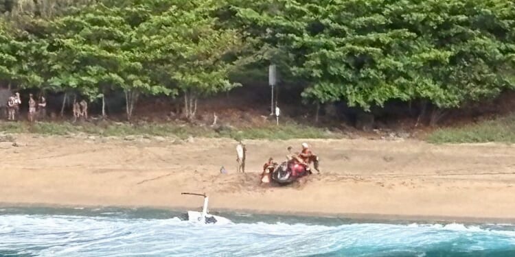 Pilot says Hawaii tour helicopter vibrated and spun before crash killed 3