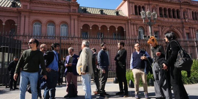 Argentina’s Milei restores press access to presidency after a ban sparks backlash