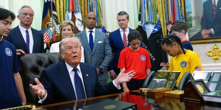 Trump puts high schoolers to the test, brings back fitness award phased out by Obama