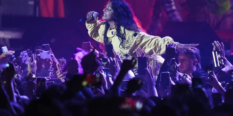 Kid Cudi drops singer M.I.A. from tour after Dallas onstage remarks