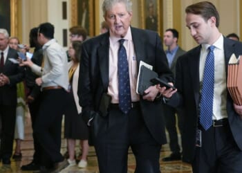 Senators unanimously back measure to suspend their pay during government shutdowns