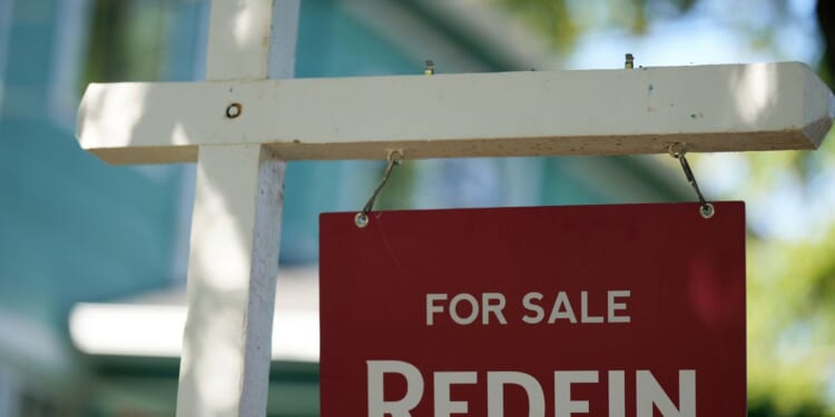 Average U.S. long-term mortgage rate eases to 6.36% in 1st drop after two straight weekly increases