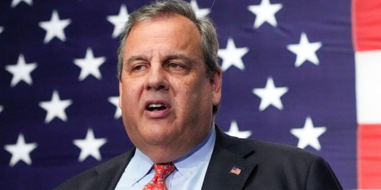 Bruce Springsteen bypasses Chris Christie’s handshake in viral clip