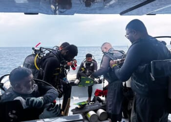 A Maldivian military diver has died while searching for the bodies of four Italian divers
