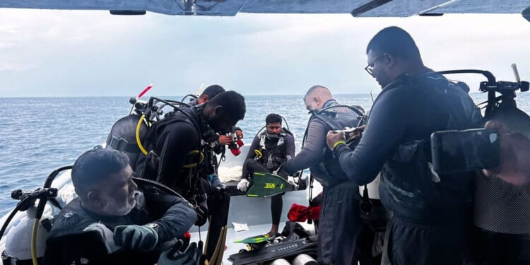 A Maldivian military diver has died while searching for the bodies of four Italian divers