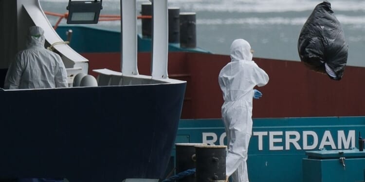U.S. health officials order quarantine for 2 passengers from cruise ship with hantavirus outbreak