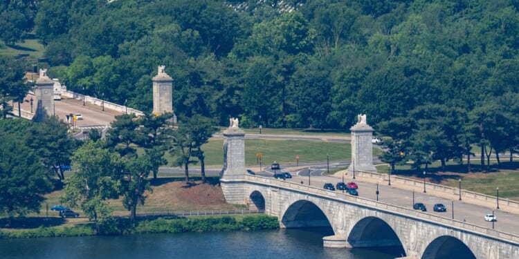 Trump’s arch receives stamp of approval from key arts commission