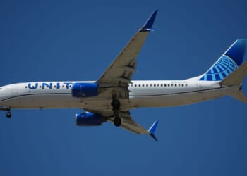 United passenger tries to open door mid-flight, plane diverts to Dulles