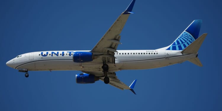 United passenger tries to open door mid-flight, plane diverts to Dulles
