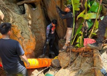 Search continues for seven villagers trapped in a flooded Laos cave