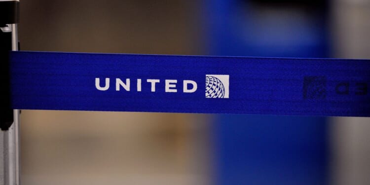United Airlines flight to Minneapolis diverted to Wisconsin after passenger tried breaching cockpit