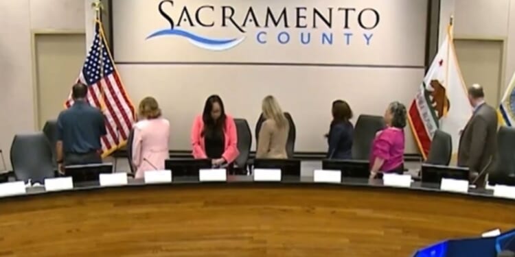 Sacramento City Councilwoman Mai Vang refuses to say the Pledge of Allegiance, as seen in a social media clip posted on May 24, 2026.