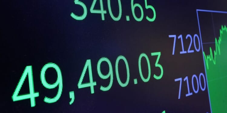 Democrats feud over stock trading as they sharpen anti-corruption case against Trump
