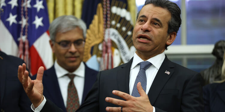 Makary Plans to Resign as FDA Commissioner