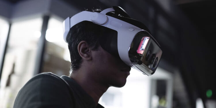 A man wears a virtual reality headset that contains the Headwall software.