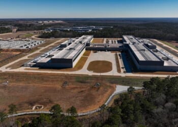 Energy, water use and pollution of AI and data centers rival most countries