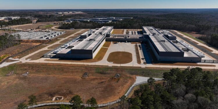 Energy, water use and pollution of AI and data centers rival most countries