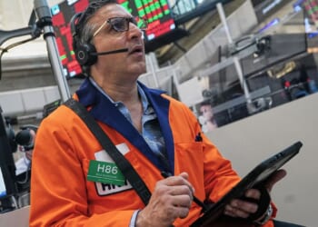 The Dow jumps 800 points as oil prices ease, but slumping AI stocks keep Wall Street in check