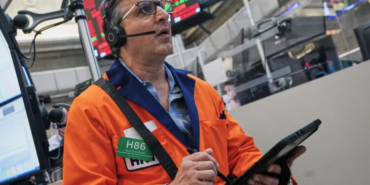 The Dow jumps 800 points as oil prices ease, but slumping AI stocks keep Wall Street in check