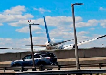 Copilot of United jet that struck a light pole realized flight was low, but not in time: report