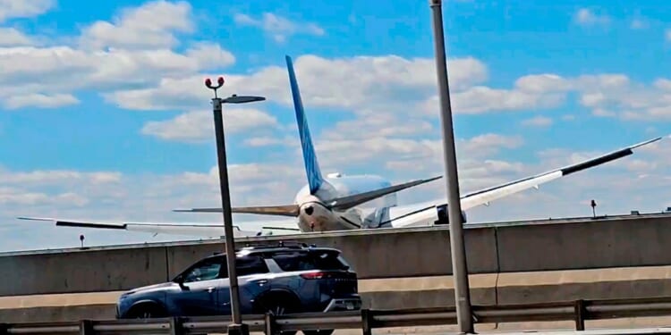 Copilot of United jet that struck a light pole realized flight was low, but not in time: report