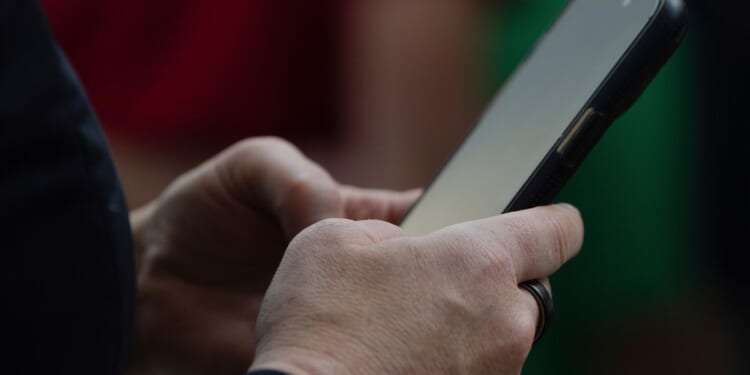 Christian mobile carrier blocks pornography at network level