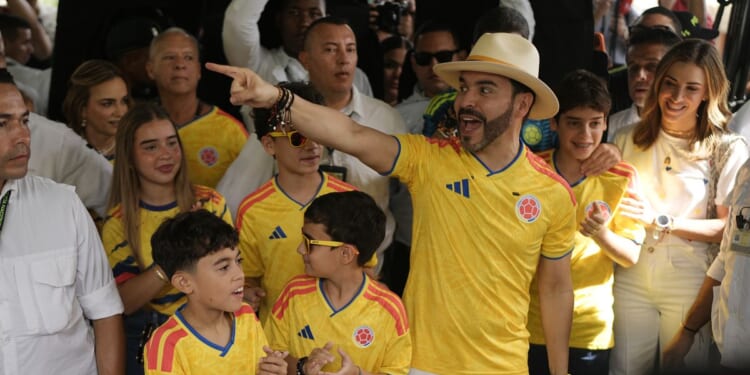 Trump-endorsed de la Espriella holds slim lead in Colombia’s election as rival challenges vote