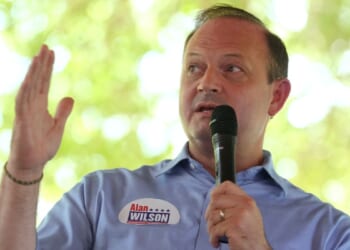South Carolina voters will choose between 2 Trump-backed candidates for governor in runoff