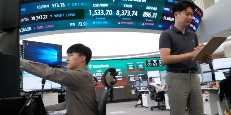 U.S. stocks waver as tech companies slip and oil prices continue falling