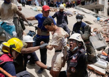 As survivors are pulled from rubble of Venezuela earthquakes, relatives of missing hold out hope