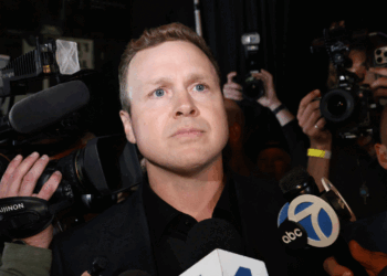 Spencer Pratt surrounded my news outlet mircophones.