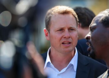Los Ángeles Mayoral candidate Spencer Pratt speaks to potential supporters at a "block party" campaign event on 10th Avenue in Los Angeles on May 20, 2026.