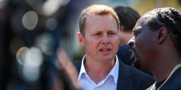 Los Ángeles Mayoral candidate Spencer Pratt speaks to potential supporters at a "block party" campaign event on 10th Avenue in Los Angeles on May 20, 2026.