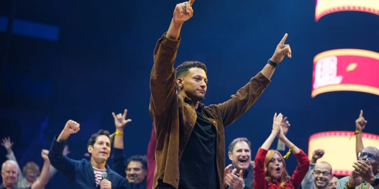 Patrick Mahomes with his hands raised