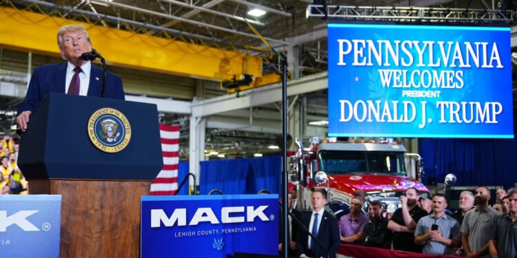 Trump shifts from Iran War to economy at Pennsylvania rally
