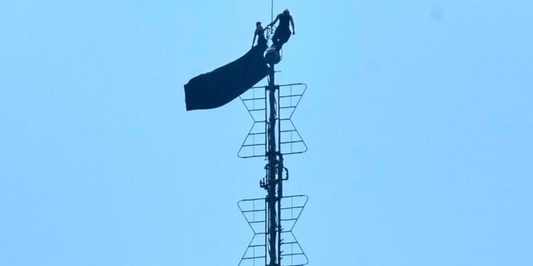 Pair climbs Empire State Building, unfurls pro-peace banner and becomes engaged