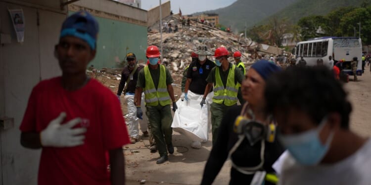 As quake rescue effort winds down, Venezuelans are left alone to recover their dead