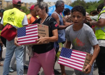 On La Guaira’s beaches, Venezuela quake survivors improvise showers and toilets amid water shortages