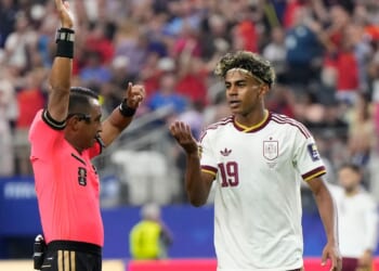 Spain shuts down France and Kylian Mbappe, advances to the World Cup final with a 2-0 victory