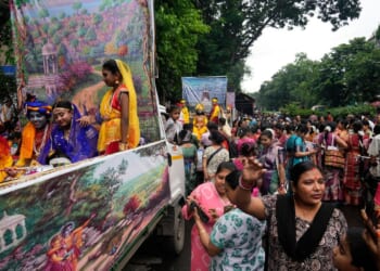 Crowd surge at Hindu festival in India leaves 1 dead and many hospitalized