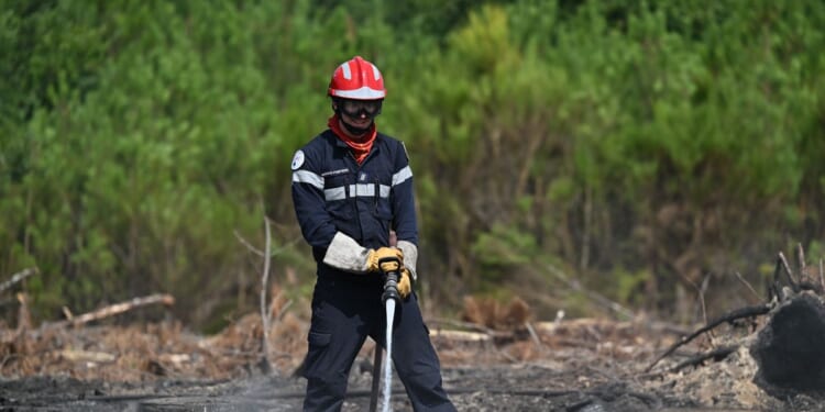 Firefighters battle the last hot spots of a monster wildfire in France’s southwest