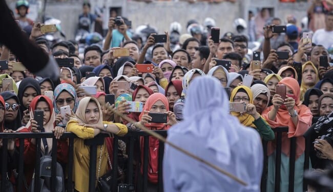 A Kiss in Indonesia and Its Aftermath Reveal the Heart and Soul of Islam – PJ Media