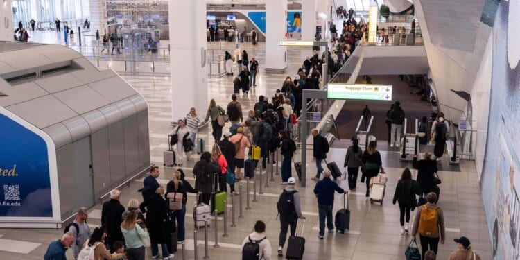 Airports in Tampa, Des Moines and Charleston opt for TSA privatization screening program