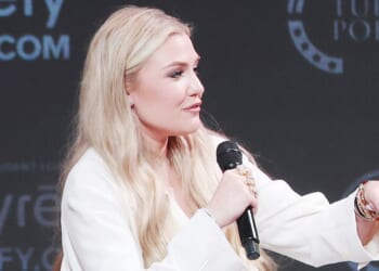 Erika Kirk, widow of conservative icon Charlie Kirk, surprised a stranger with a thoughtful gesture during a hearing for Kirk's accused murderer.