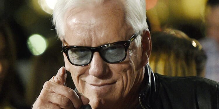 Actor James Woods urges voters to reject Democrats as migrant caravan moves through Mexico