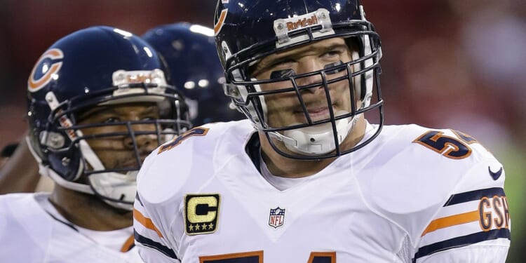 Brian Urlacher: Kaepernick's kneeling wouldn't fly in his locker room