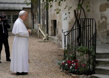 Hundreds of thousands turn out for Pope Leo's Mass in Paris
