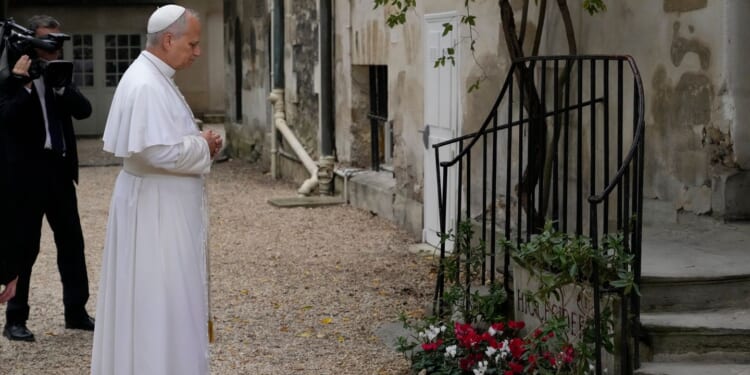 Hundreds of thousands turn out for Pope Leo's Mass in Paris