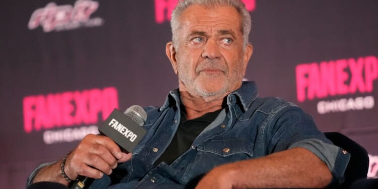 Mel Gibson apologizes after video shows him mocking sign language interpreter at Toronto Fan Expo