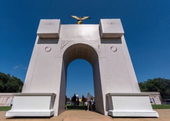 Monument or military outpost? Feds mum on Trump plan to arm triumphal arch with drones, snipers